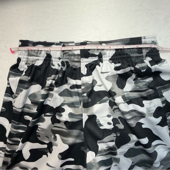 NWT Under Armour Boys’ Camo Athletic Shorts - Black and Gray with Pockets - Picture 4 of 8